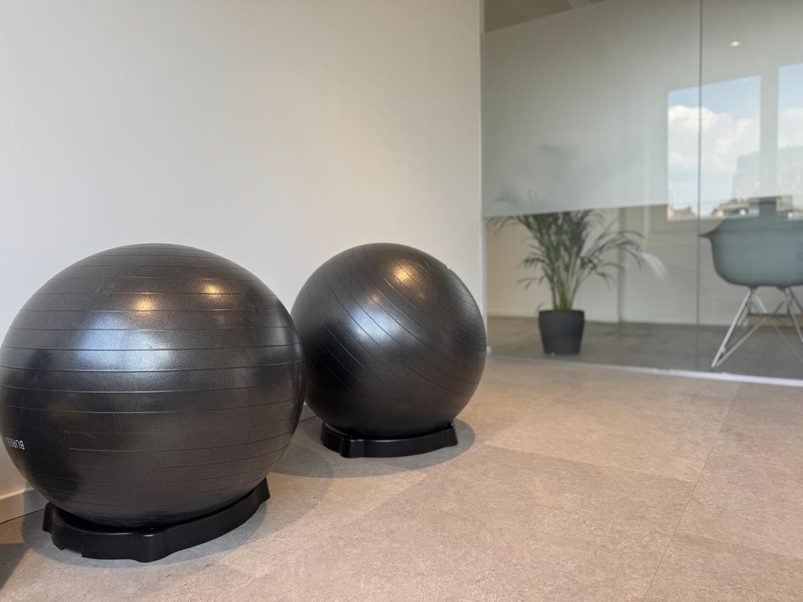 Physiotherapie Pirnay Düsseldorf - Therapiebereich mit moderner Ausstattung