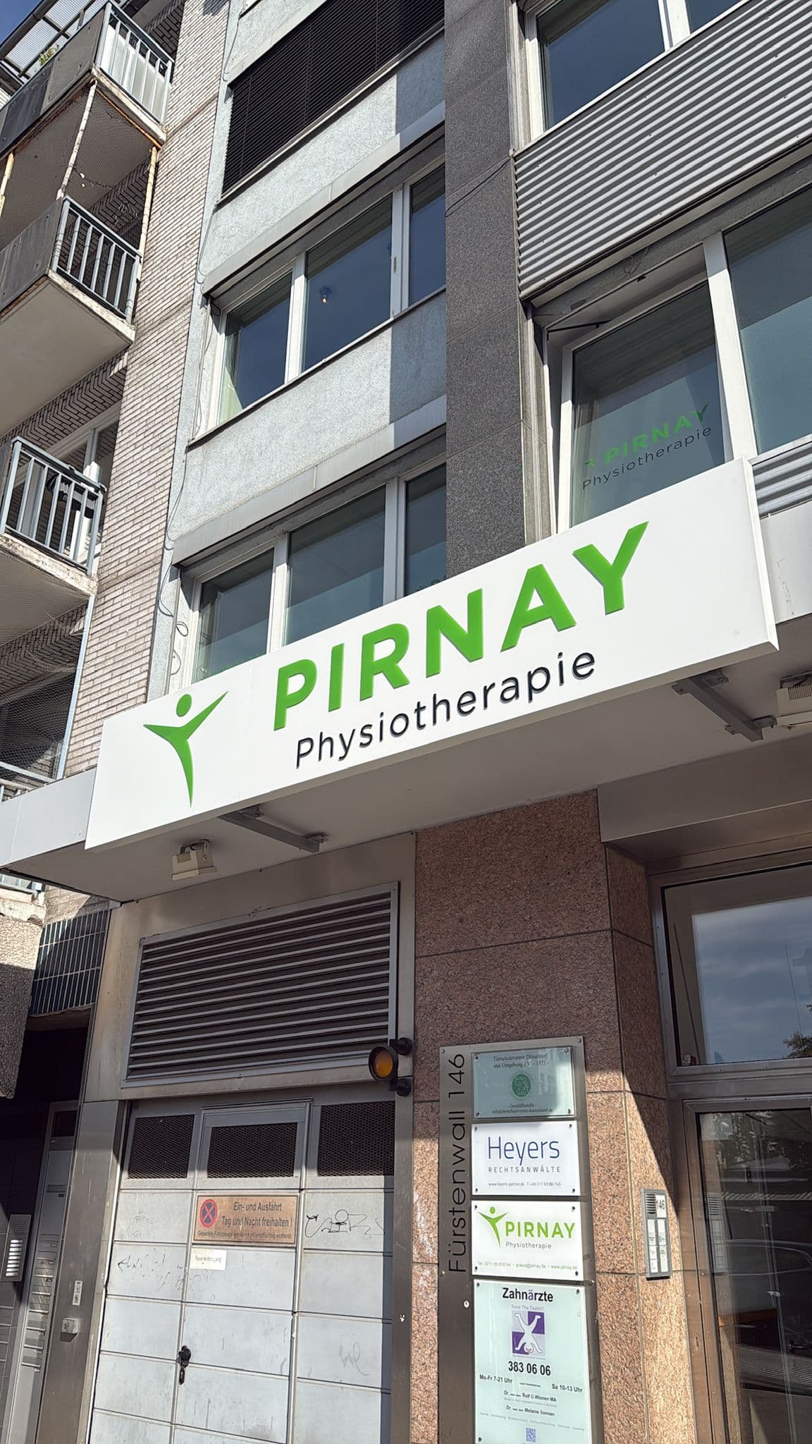 Physiotherapie Pirnay Düsseldorf Unterbilk - Eingang und Praxisschild am Fürstenwall 146