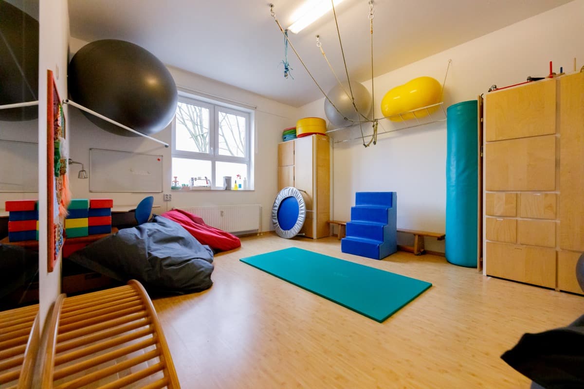 Physio Köln Esch - Heller Therapieraum für Krankengymnastik