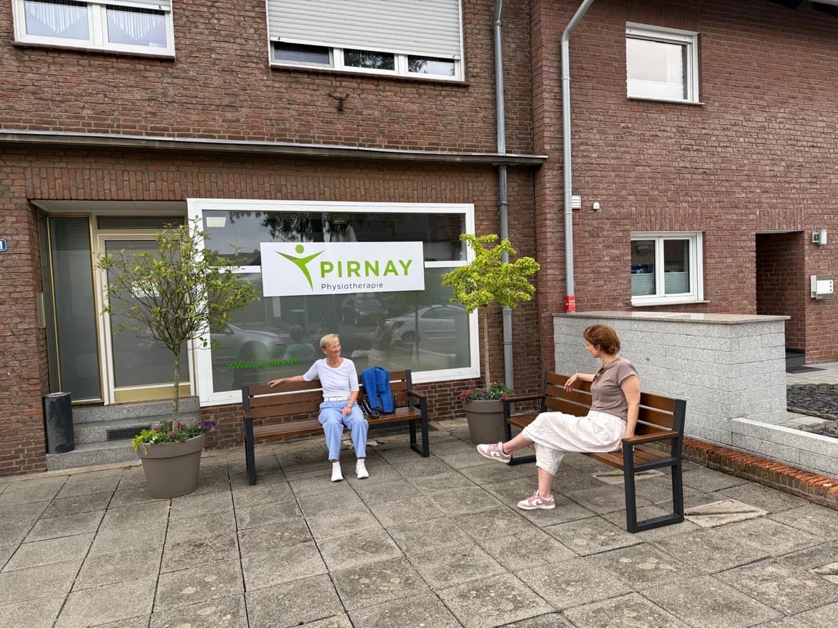 Physio Köln Worringen - Einladender Außenbereich mit Sitzgelegenheit